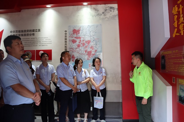 我校黨員參觀紀念館.JPG