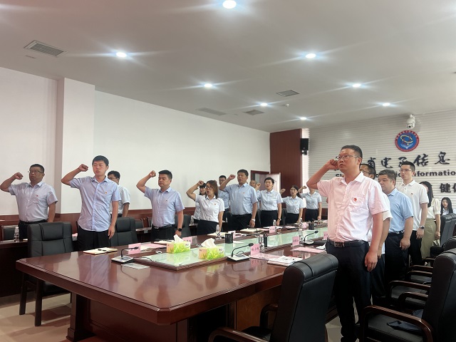 工業技工學校黨支部和我校第五黨支部全體黨員面對黨旗重溫入黨誓詞.jpg