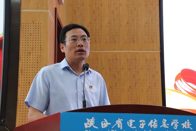 先進黨支部代表郭江華發言.jpg