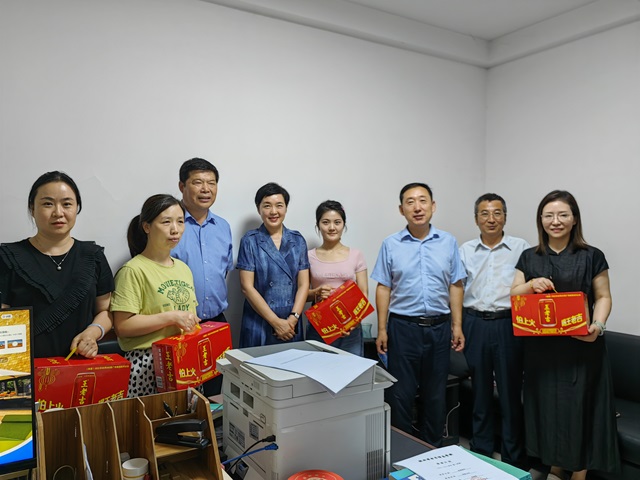 學校領導班子走訪慰問堅守一線教學行政崗位的教職工.jpg