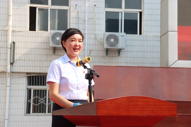 校長魏萍講話.jpg