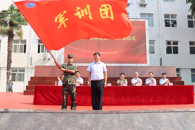 黨委書記顧學(xué)福授軍訓(xùn)旗.jpg