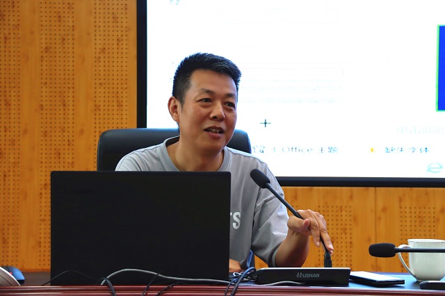 郭為主任作《教育家精神與職業院校教師的專業成長》講座.JPG