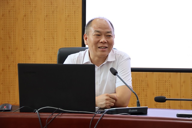 王強教授作《弘揚教育家精神 做新時代高素質專業化的好教師》專題講座.JPG