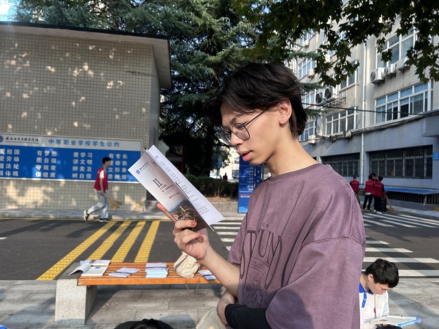 我校學生晨讀《網絡安全手冊》.jpg