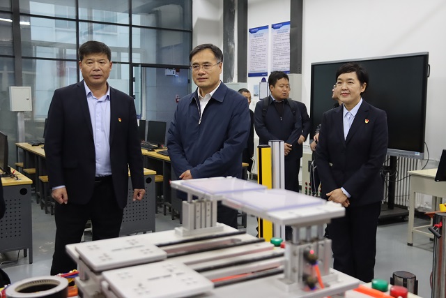 教育部全國學生資助管理中心副主任涂義才等一行參觀我校實訓中心.jpg