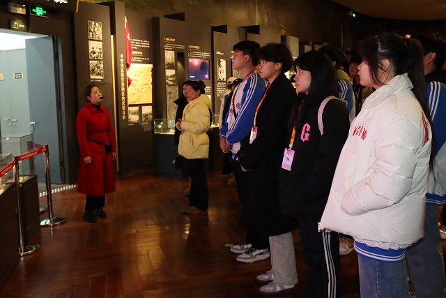學員們參觀照金紀念館.jpg
