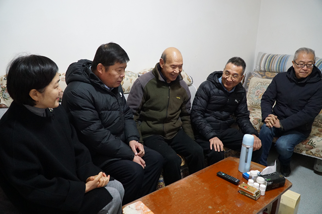 我校領導班子慰問退休老同志 - 副本.png