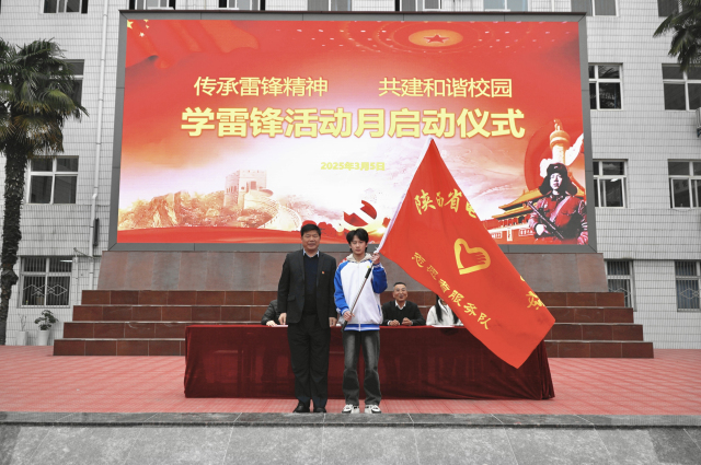 黨委書記顧學福為志愿者服務(wù)隊授旗.jpg