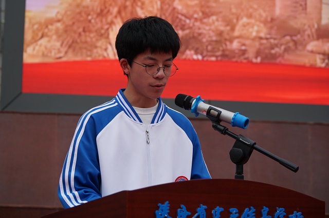 計網(wǎng)2441班薛珺晨講述雷鋒事跡.JPG