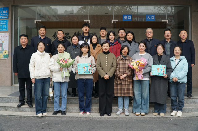 校領導班子為女教職工送上鮮花和祝福.jpg