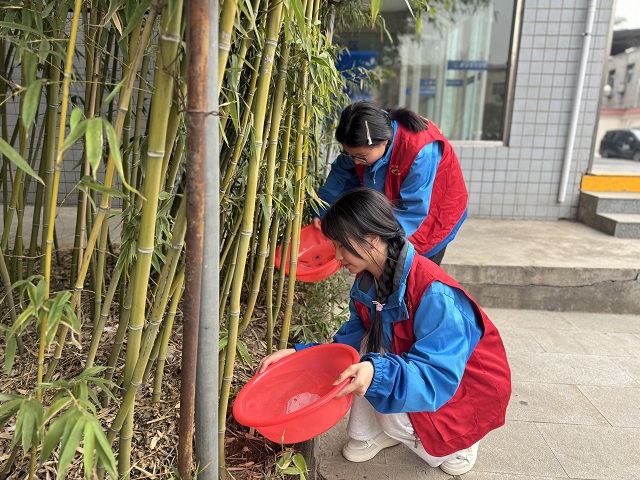 志愿者為校園花草樹木澆水.jpg