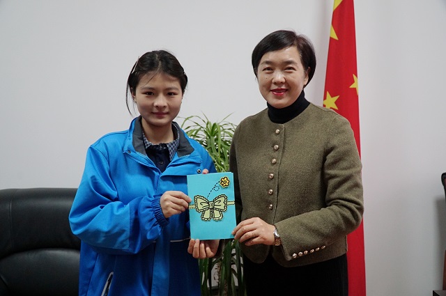 同學們為女教師送上親手制作的感恩卡片.jpg