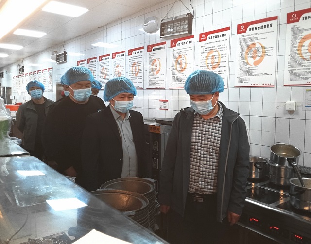 我校進(jìn)行食品安全檢查 - 副本.jpg