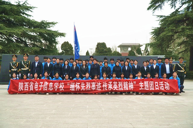 參加主題活動的師生合影.jpg