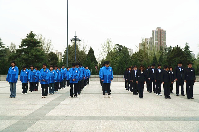 我校師生向烈士鞠躬默哀.JPG