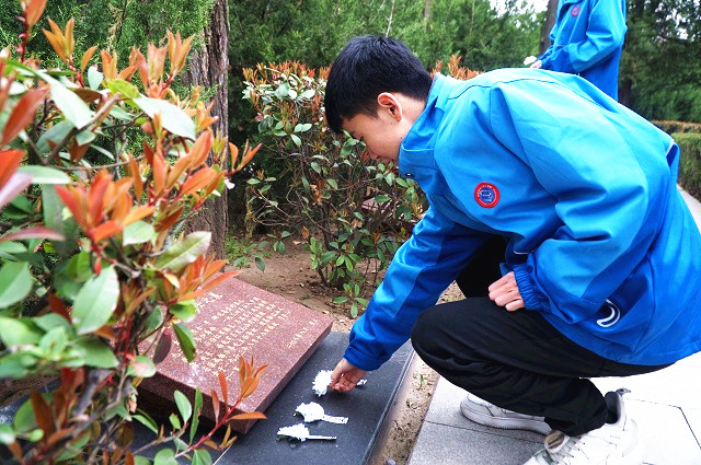 學生們向烈士紀念碑敬獻小白花.jpg