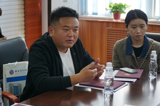 與會家長積極發言.jpg