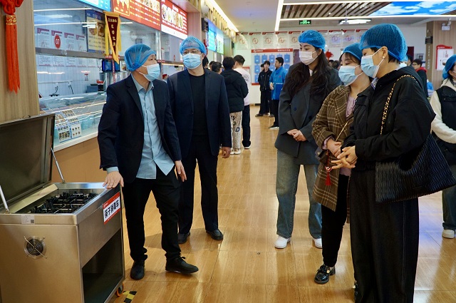 家長代表參觀我校學生餐廳.jpg