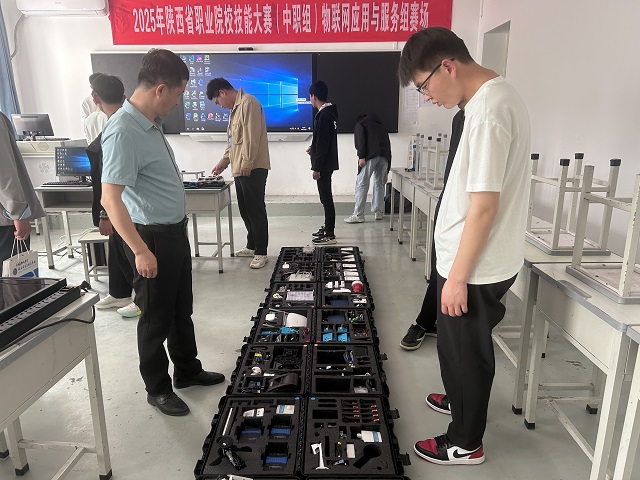 參賽選手熟悉比賽場地.jpg