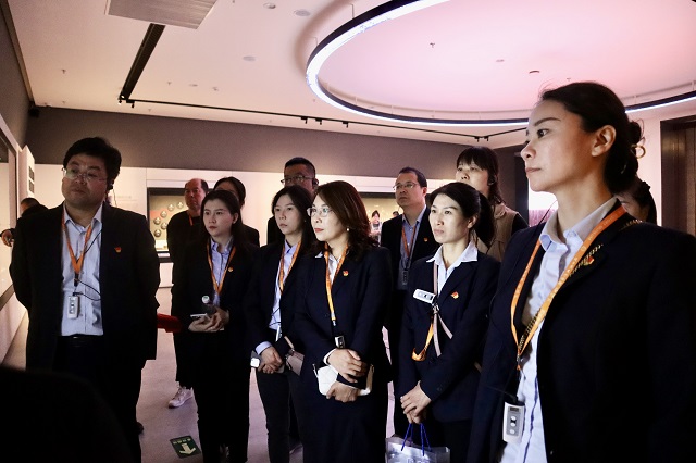 青年黨員和老同志跟隨講解員參觀秦漢文明主題展.jpg